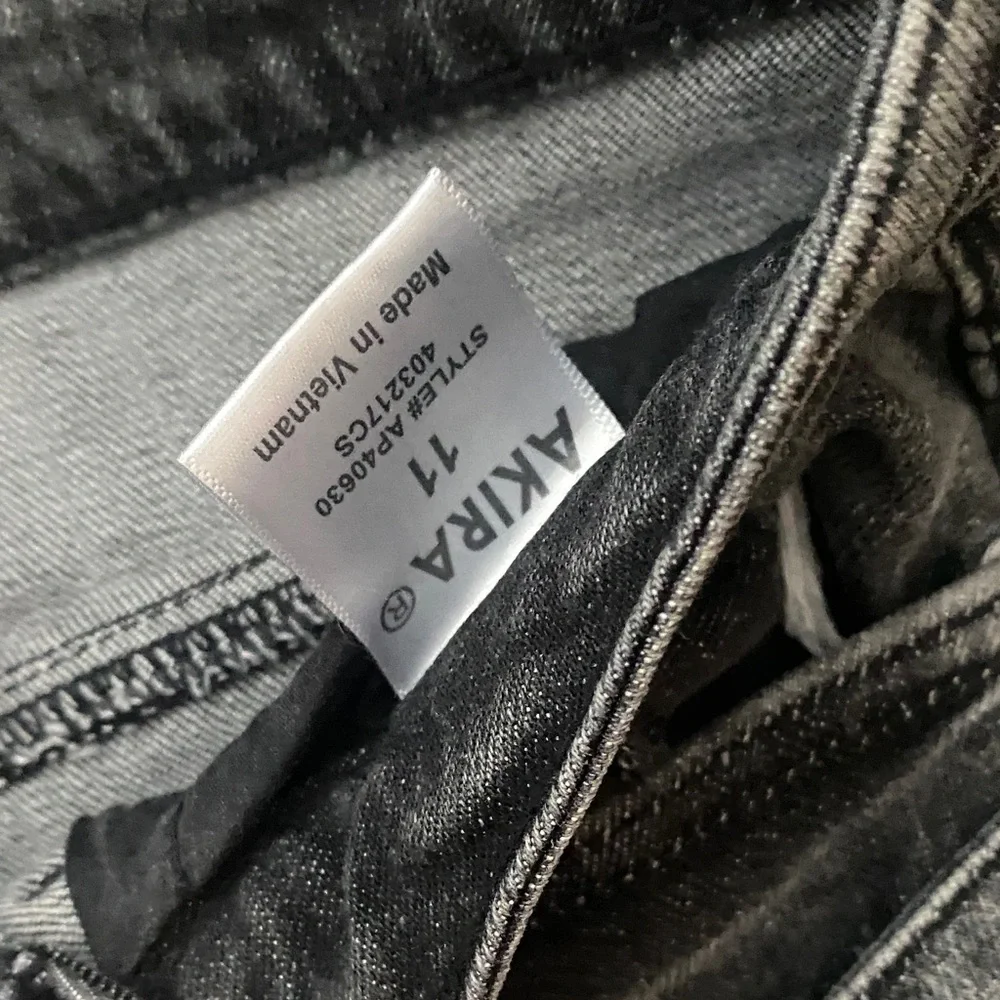 AKIRA SUPER DISTRESSED RELAXED FIT JEANS - Picture 3 of 12